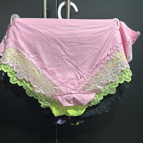 Juicy Couture 3 pack No Panty Lines,lace embellished,butterfly pattern & solids - Picture 2 of 4